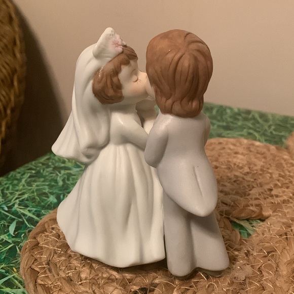 Lefton, vintage bride and groom kissing statue, EUC - Picture 5 of 14